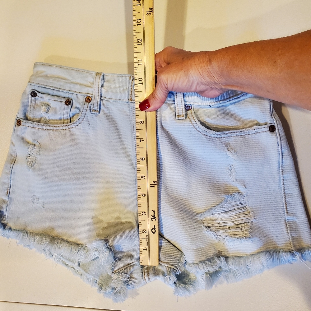 Levi's Women's Light Wash Distressed Button Fly Demin Short SZ 26 Style S58022 - Picture 11 of 15